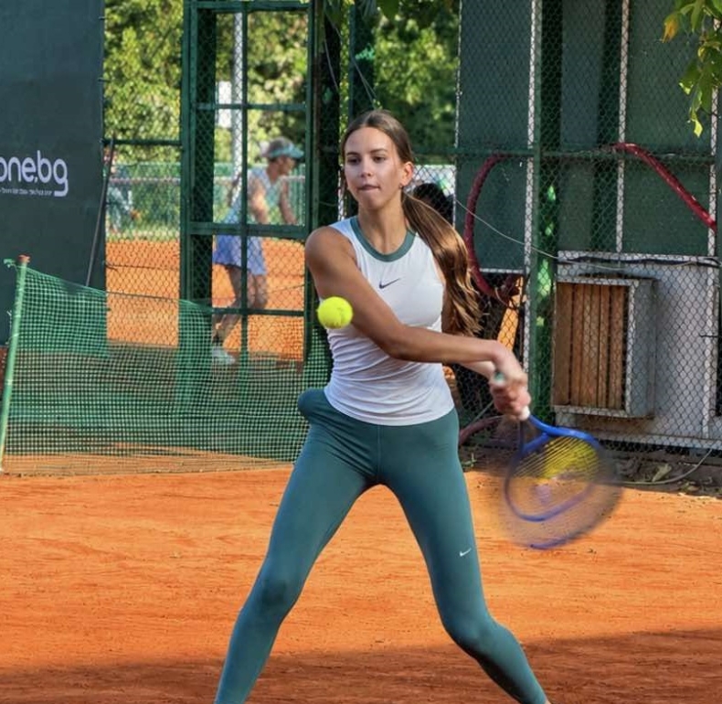 Десет българчета се класираха за осминафиналите на турнир от World Tennis Tour Juniors в Пазарджик