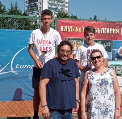 Страхотни! Ангел Владов и Брияна Иванова триумфираха с титлите на турнир до 16 г. от Тенис Европа в София.